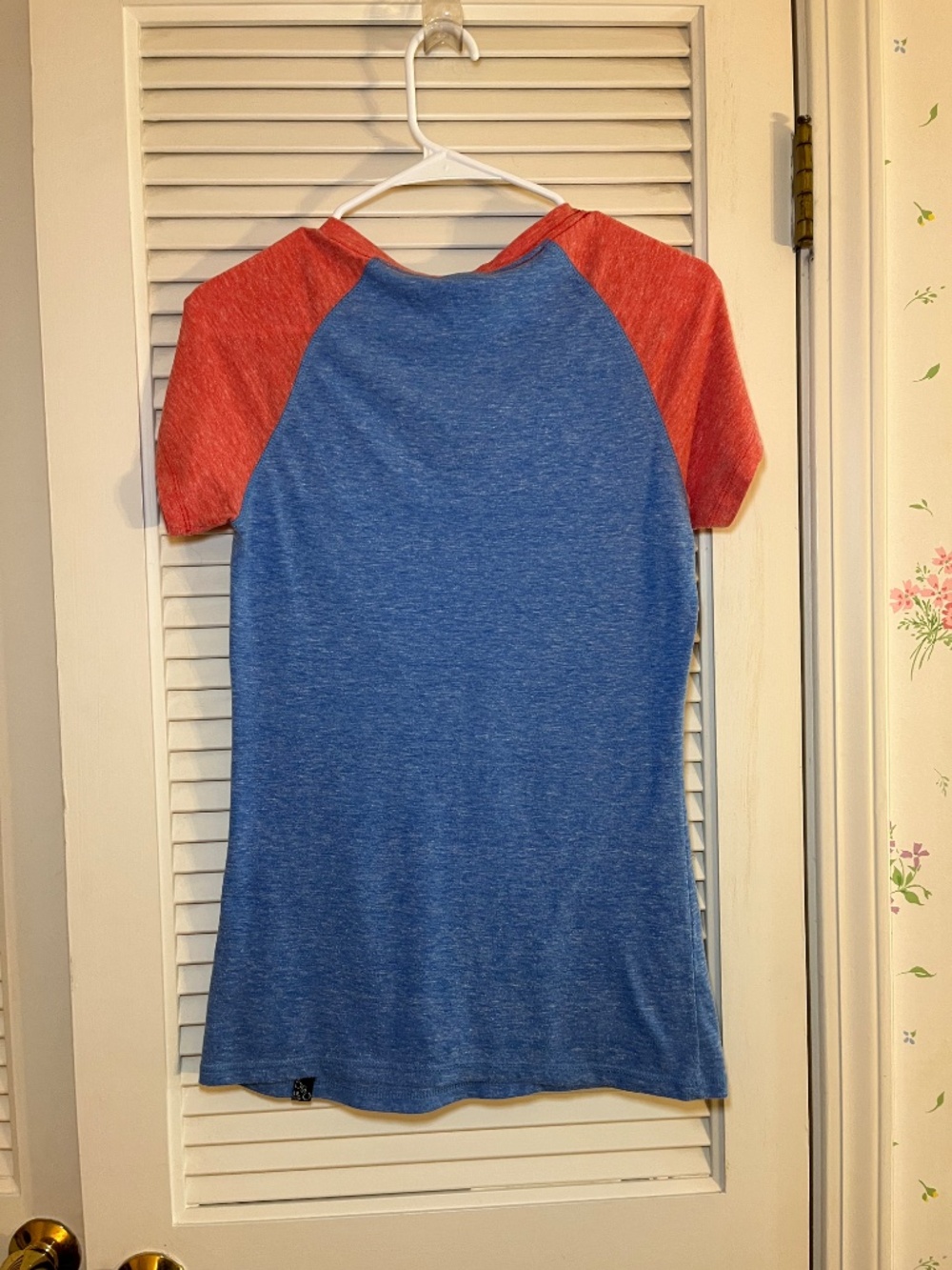5th & Ocean by New Era Chicago Cubs Women’s Raglan V-Neck T-Shirt Size M - Picture 2 of 7